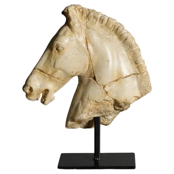 Escultura de la cabeza de un caballo blanco.