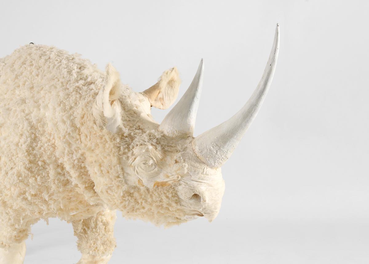 Skulptur eines weißen Rhinoceros (Wolle) im Angebot