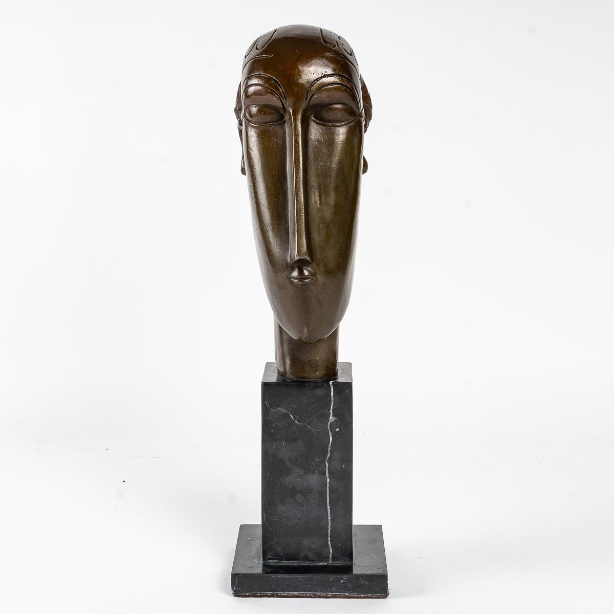 Sculpture of a woman after Modigliani
Sculpture in patinated bronze and marble, copy of Modigliani from the 20th century.
Measures: H: 36 cm, W: 10 cm, D: 10 cm.