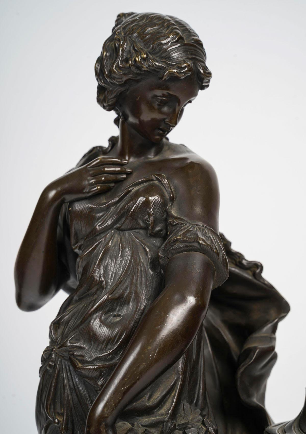 Scultura di donna in stile antico in bronzo patinato, XIX secolo, periodo Napoleone III.

Scultura in bronzo del XIX secolo raffigurante una donna in stile antico, periodo Napoleone III.
H. H. 48 cm. L: 23 cm, P: 12 cm