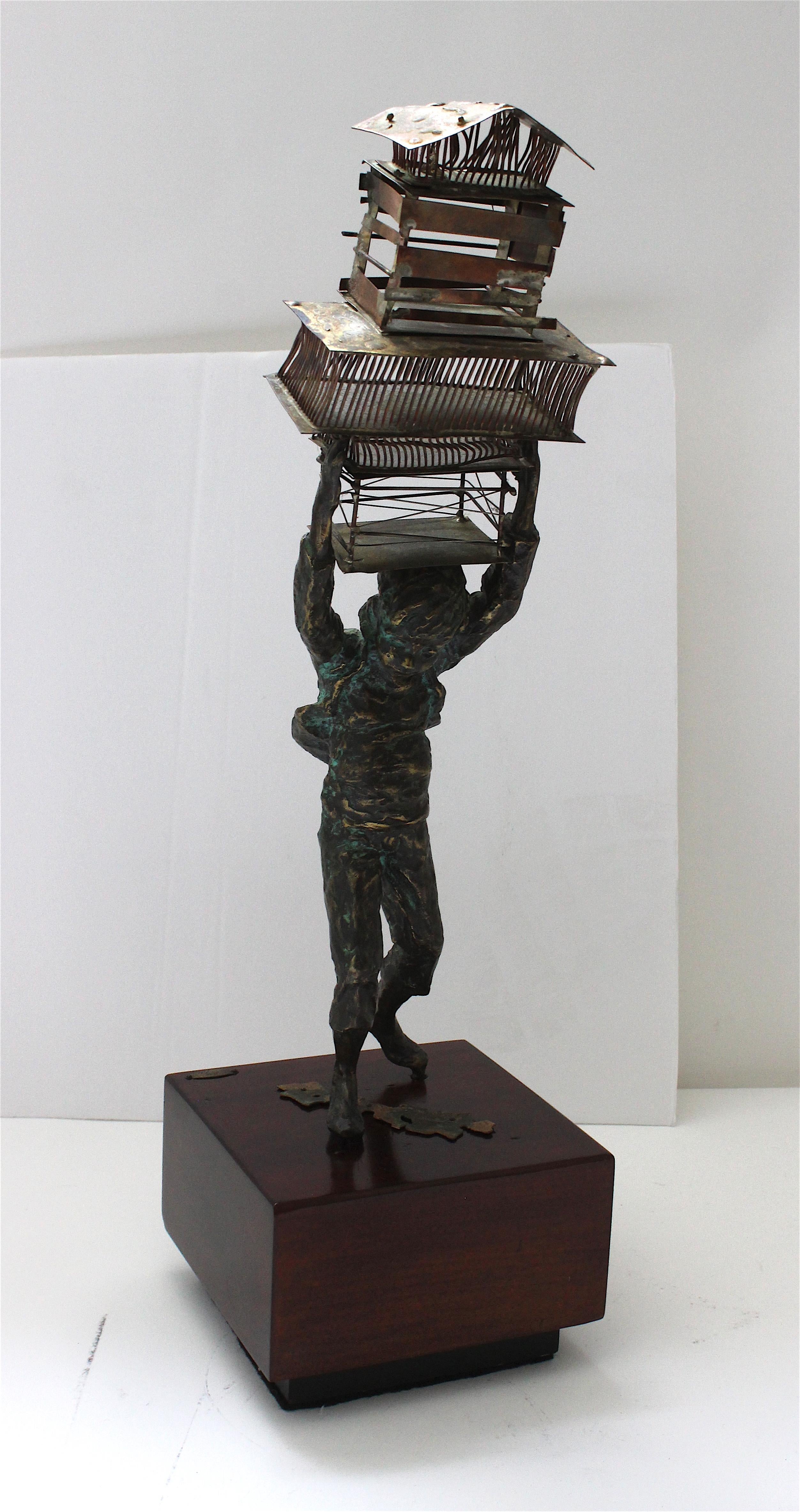 Skulptur eines jungen Jungen, der Vögelkäfige trägt, von Curtis Jere (Gegossen) im Angebot