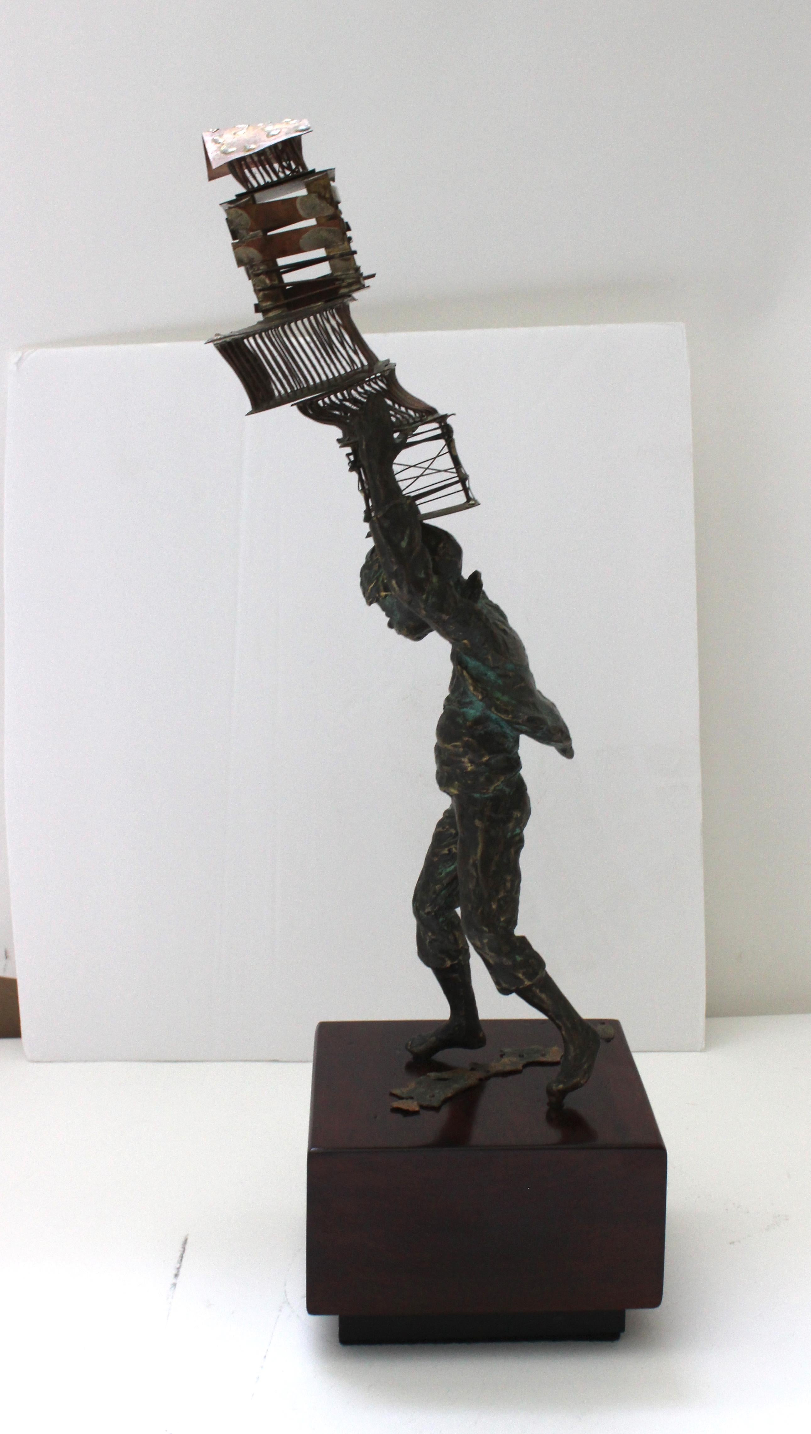 Skulptur eines jungen Jungen, der Vögelkäfige trägt, von Curtis Jere (Messing) im Angebot