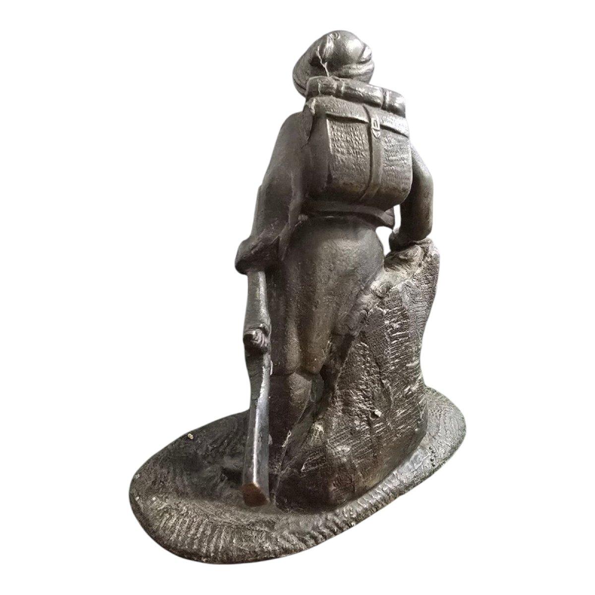 Eine interessante Skulptur aus patiniertem Metall aus dem 19. Jahrhundert, die einen algerischen Zouave-Soldaten in Kampfhaltung darstellt, der zu den berühmten Kolonialeinheiten gehörte, die Teil der Frontlinie der französischen Armee waren. Die