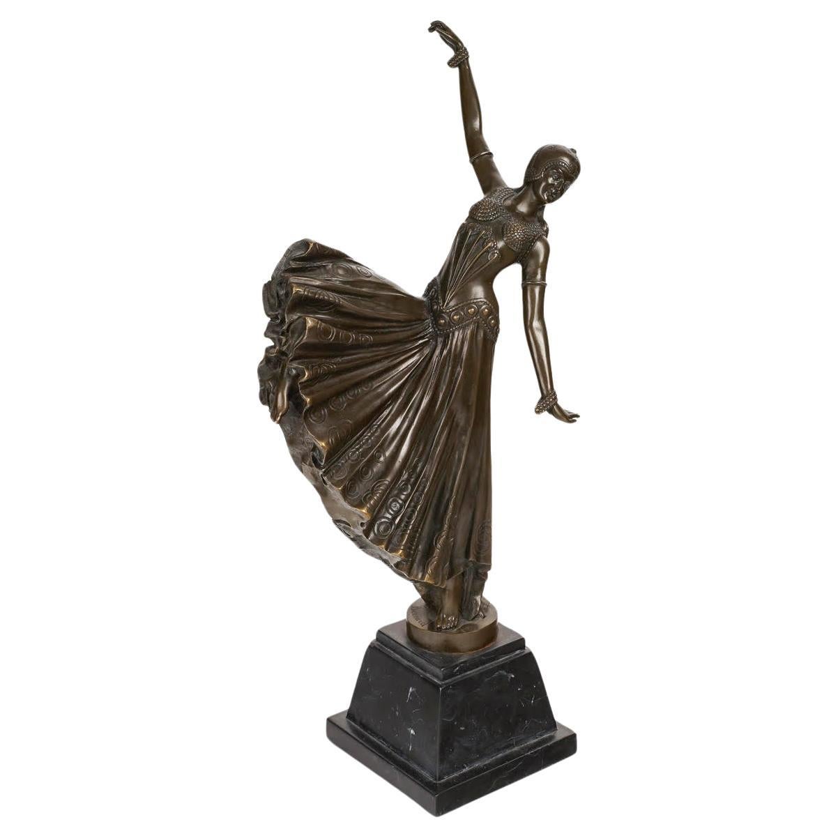 Sculpture d'une danseuse de style Art déco en bronze sur une base en marbre, 20e siècle.