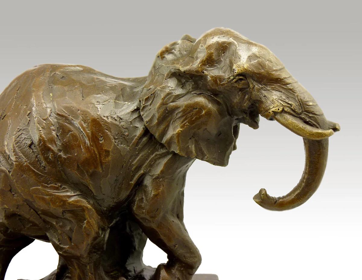 Escultura de un elefante en bronce patinado, siglo XX.

Escultura de un elefante en bronce patinado, base de mármol, bronce animal del siglo XX.
altura: 21,5 cm, anchura: 20 cm, profundidad: 8 cm