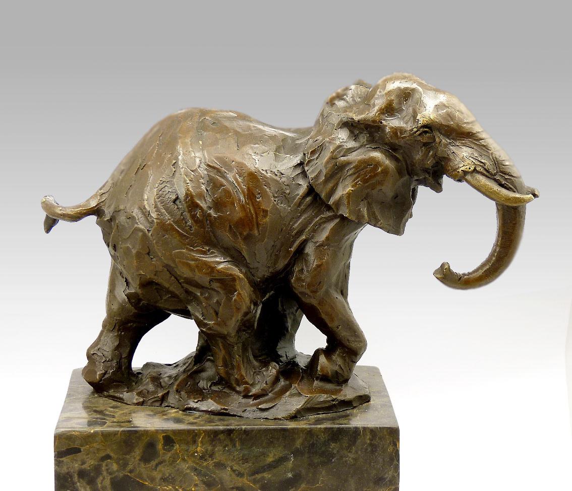 Escultura de un Elefante en Bronce Patinado, Siglo XX. Moderno de mediados de siglo en venta