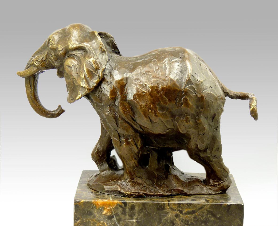 Escultura de un Elefante en Bronce Patinado, Siglo XX. en Bueno estado para la venta en Saint-Ouen, FR