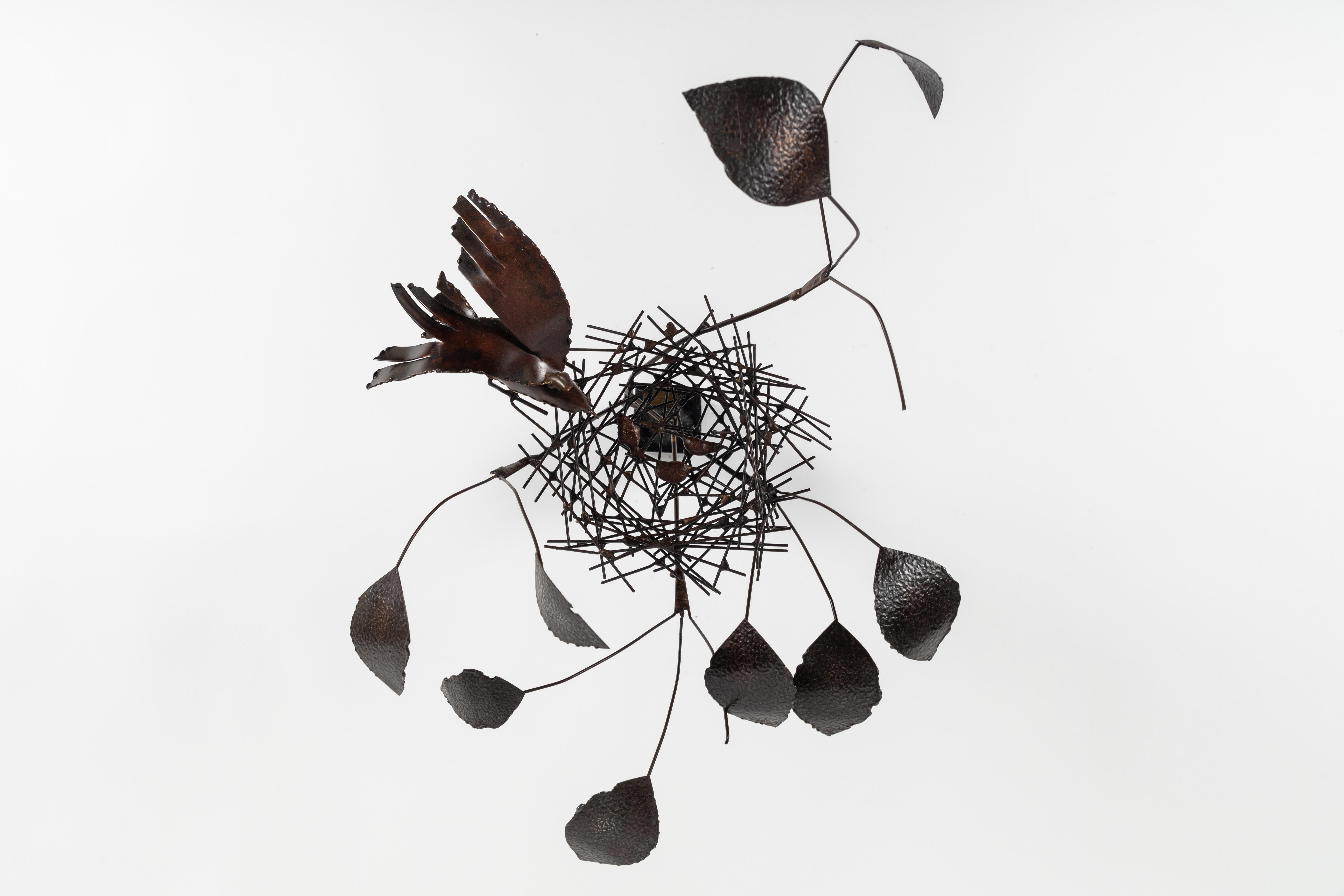 Laiton Sculpture d'un oiseau et d'un nid en arbre en vente