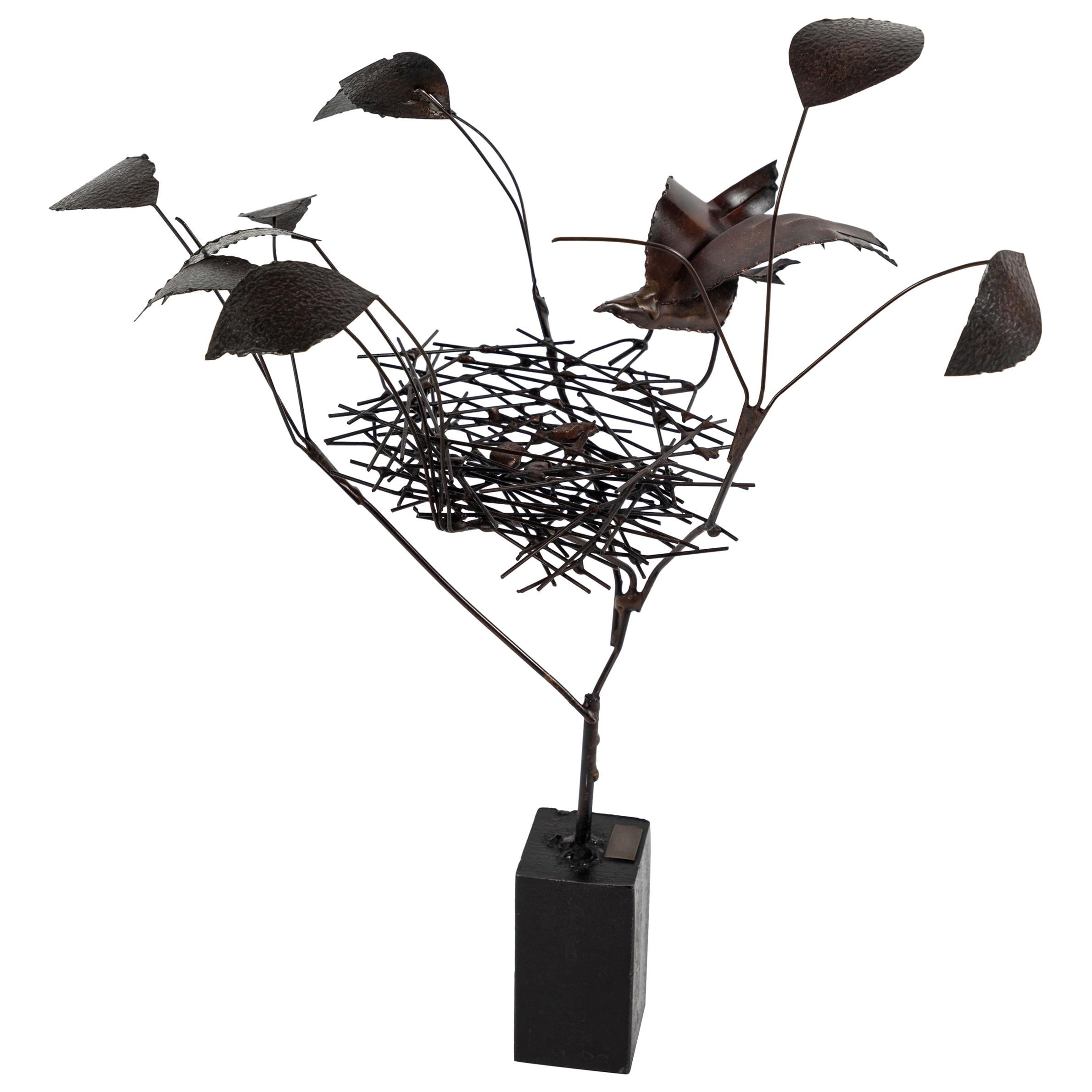 Sculpture d'un oiseau et d'un nid en arbre