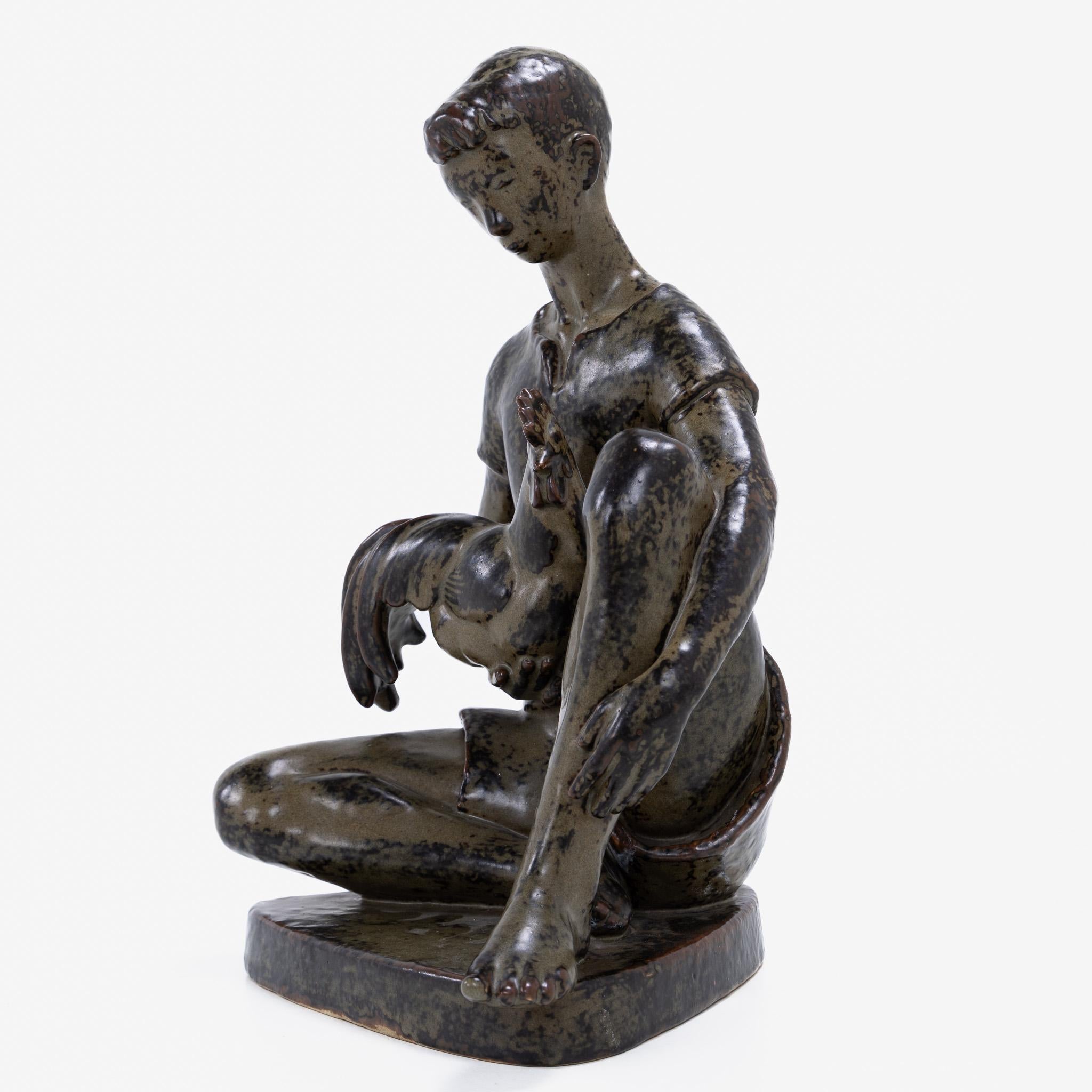 Scultura di ragazzo e gallo in gres smaltato Sung An. Etichettato e firmato da Johannes Hedegaard e Royal Copenhagen Danimarca.
