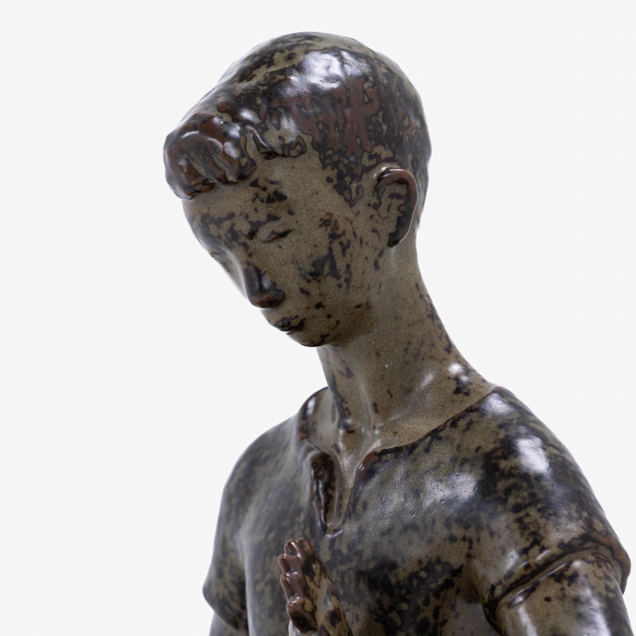 Mid-Century moderno Scultura di ragazzo e gallo in gres smaltato Sung An in vendita