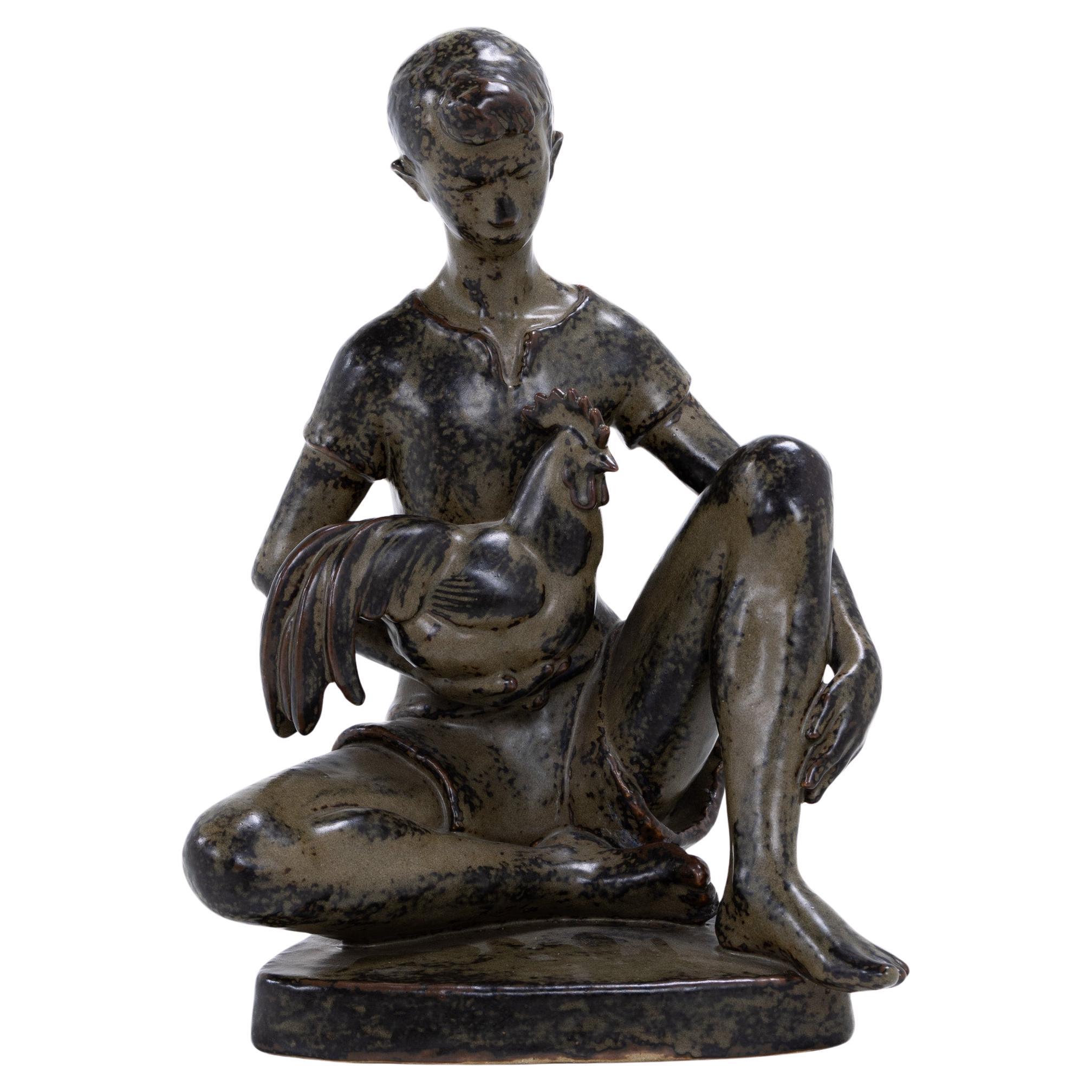 Scultura di ragazzo e gallo in gres smaltato Sung An in vendita