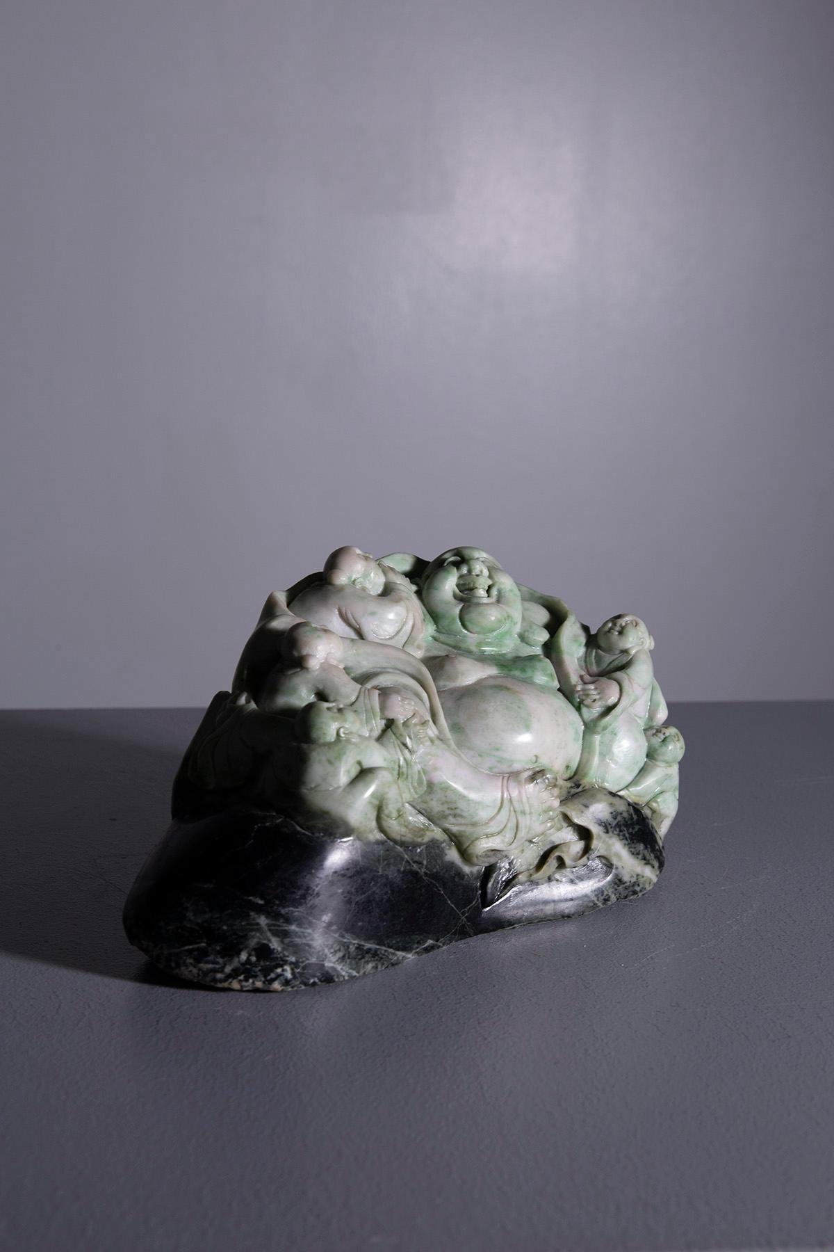 Escultura de Buda rodeado de niños en raíz de jade Chinoiserie en venta