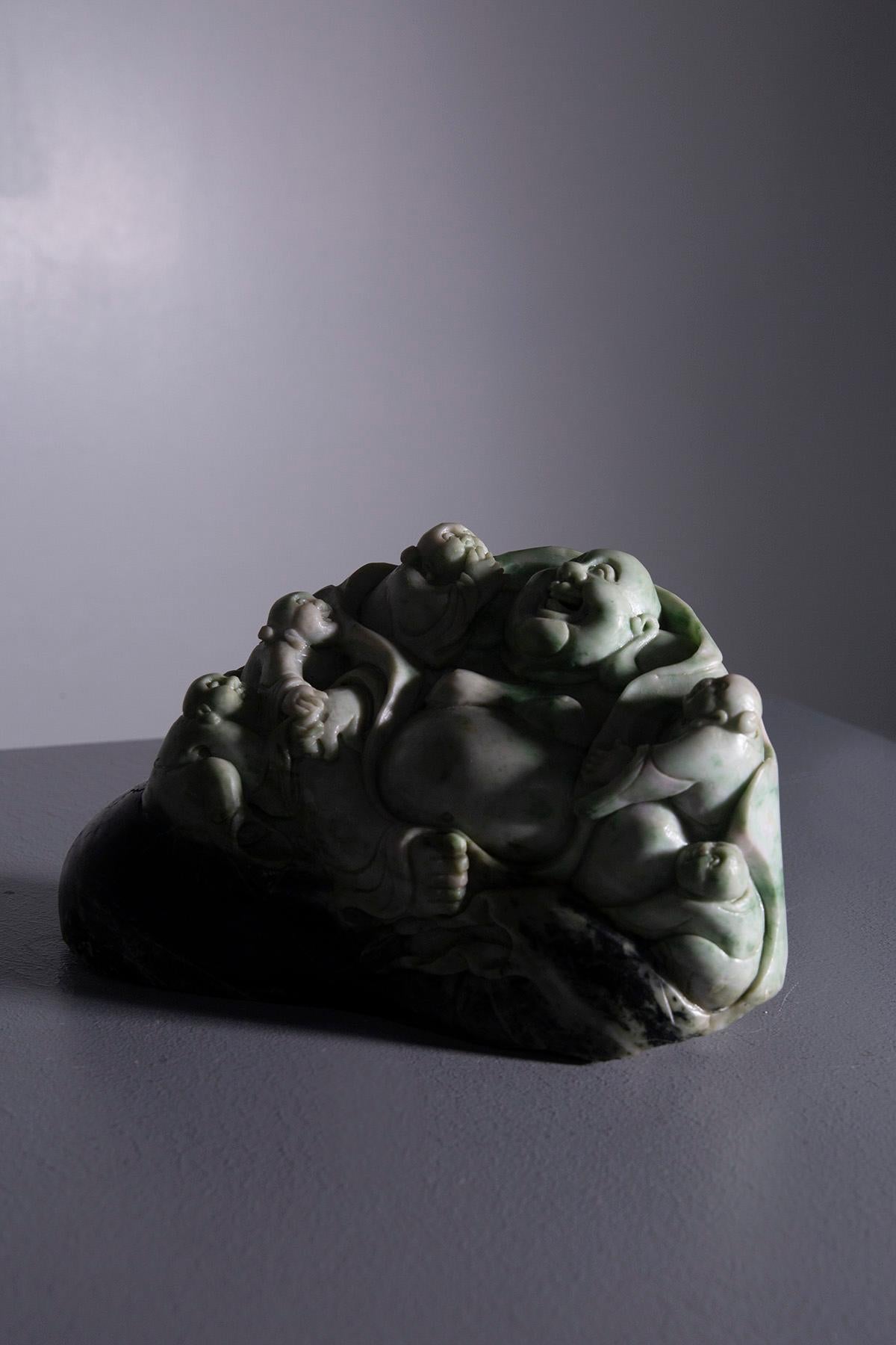 Escultura de Buda rodeado de niños en raíz de jade Chinese en venta