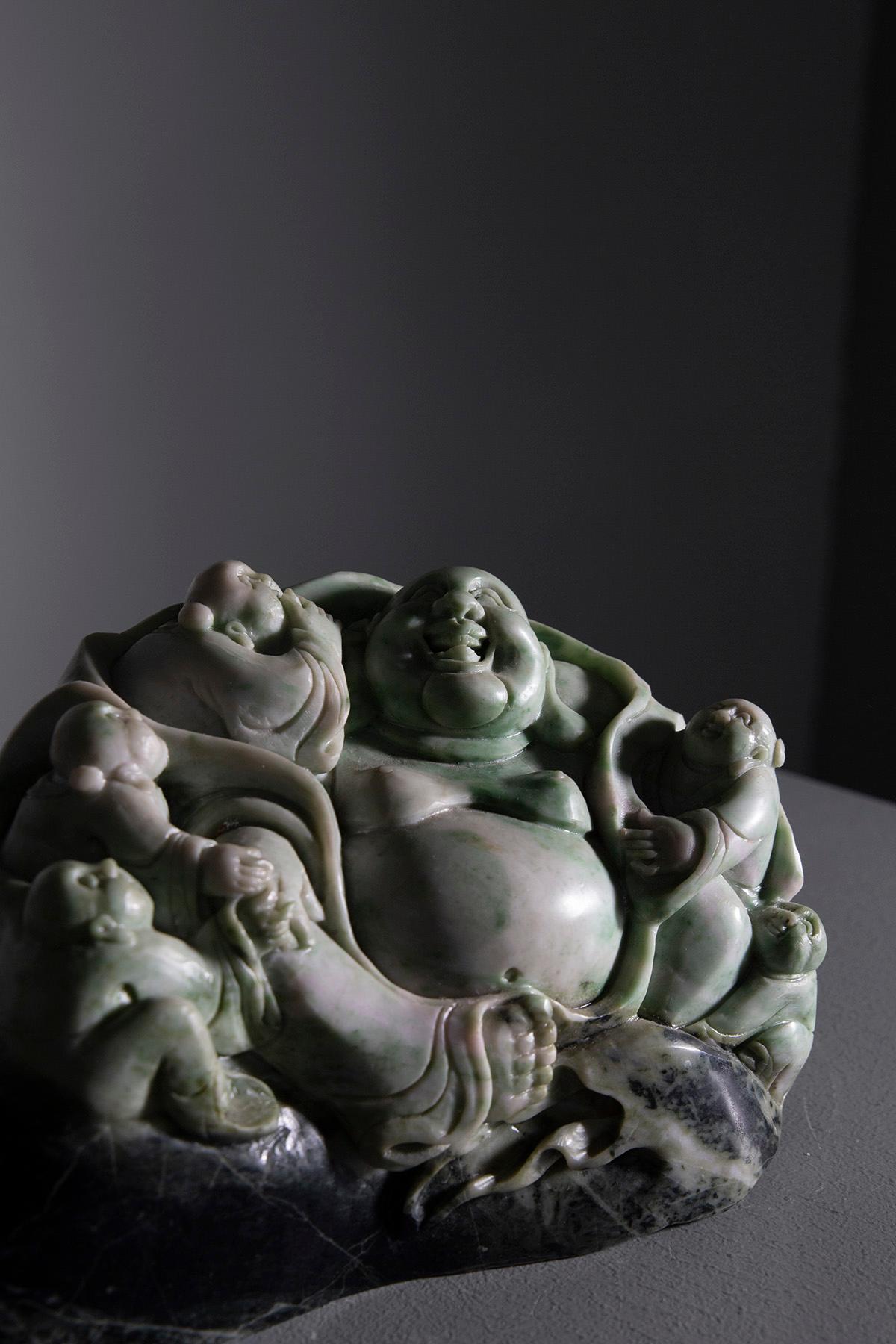 Escultura de Buda rodeado de niños en raíz de jade en Bueno estado para la venta en Milano, IT