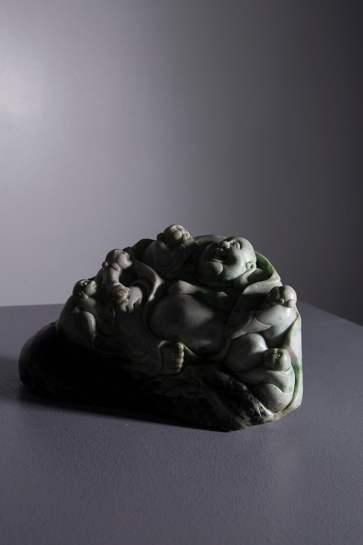 Escultura de Buda rodeado de niños en raíz de jade Early 20th Century en venta