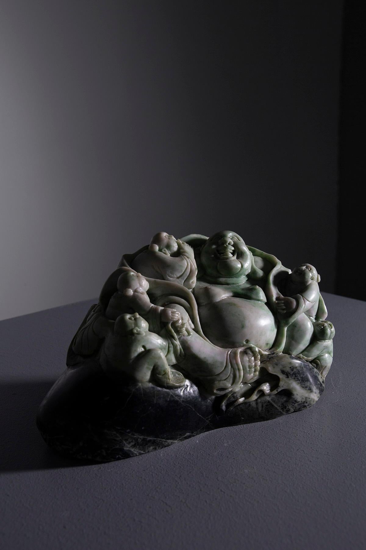 Escultura de Buda rodeado de niños en raíz de jade Jade en venta