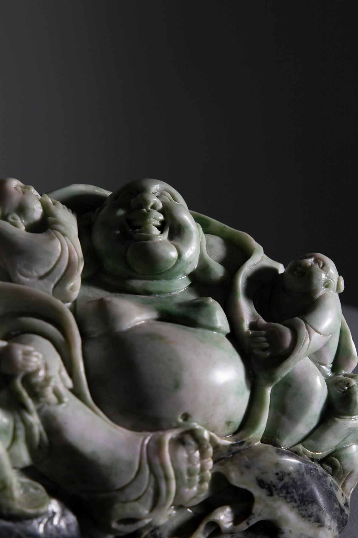 Escultura de Buda rodeado de niños en raíz de jade en venta 1