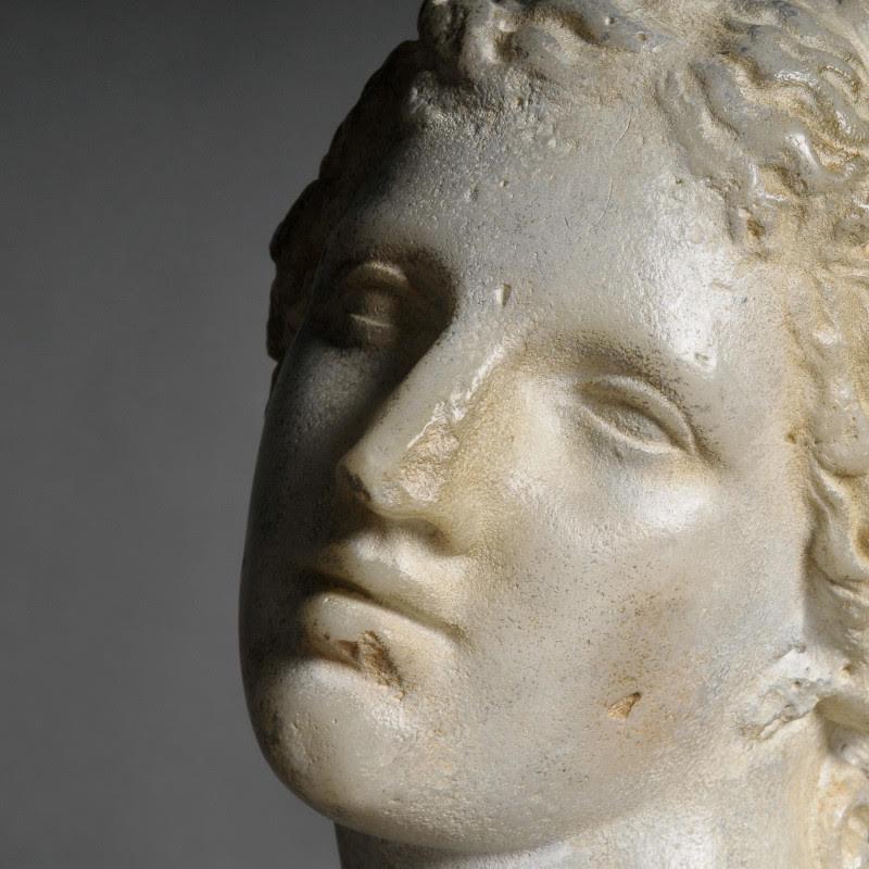 Escultura de Diana Cazadora, siglo XXI.

Escultura sobre peana de Diana Cazadora, en escayola patinada y resina, siglo XXI, modelo del Museo del Louvres, París.

Alto: 32 cm, Ancho: 23 cm, Fondo: 19 cm