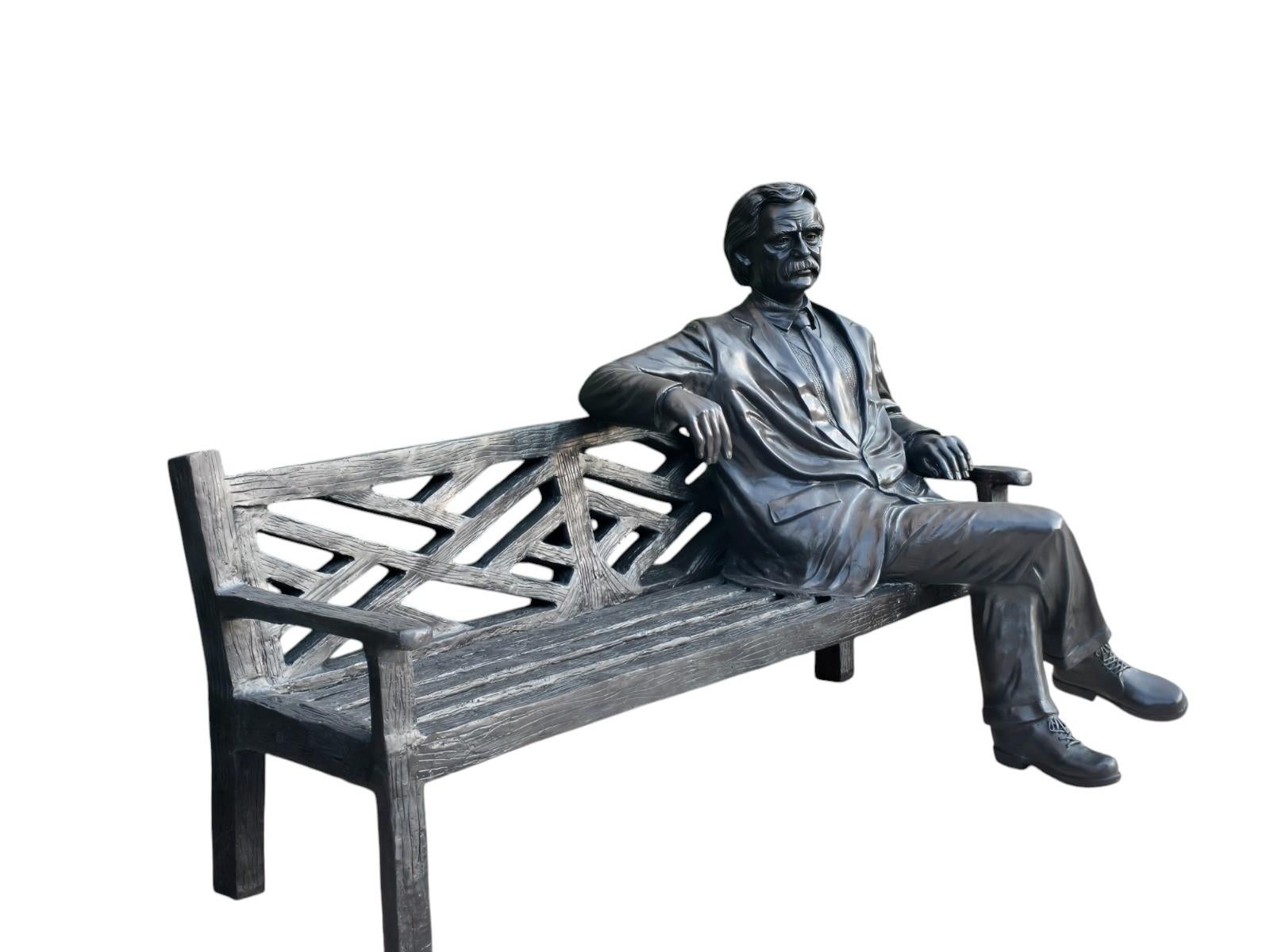 Belle sculpture grandeur nature d'Albert Einstein assis sur un banc 
Il s'agit d'une statue vraiment étonnante qui mettrait en valeur n'importe quel jardin.
L'attention portée aux détails est inégalée avec les expressions faciales.
