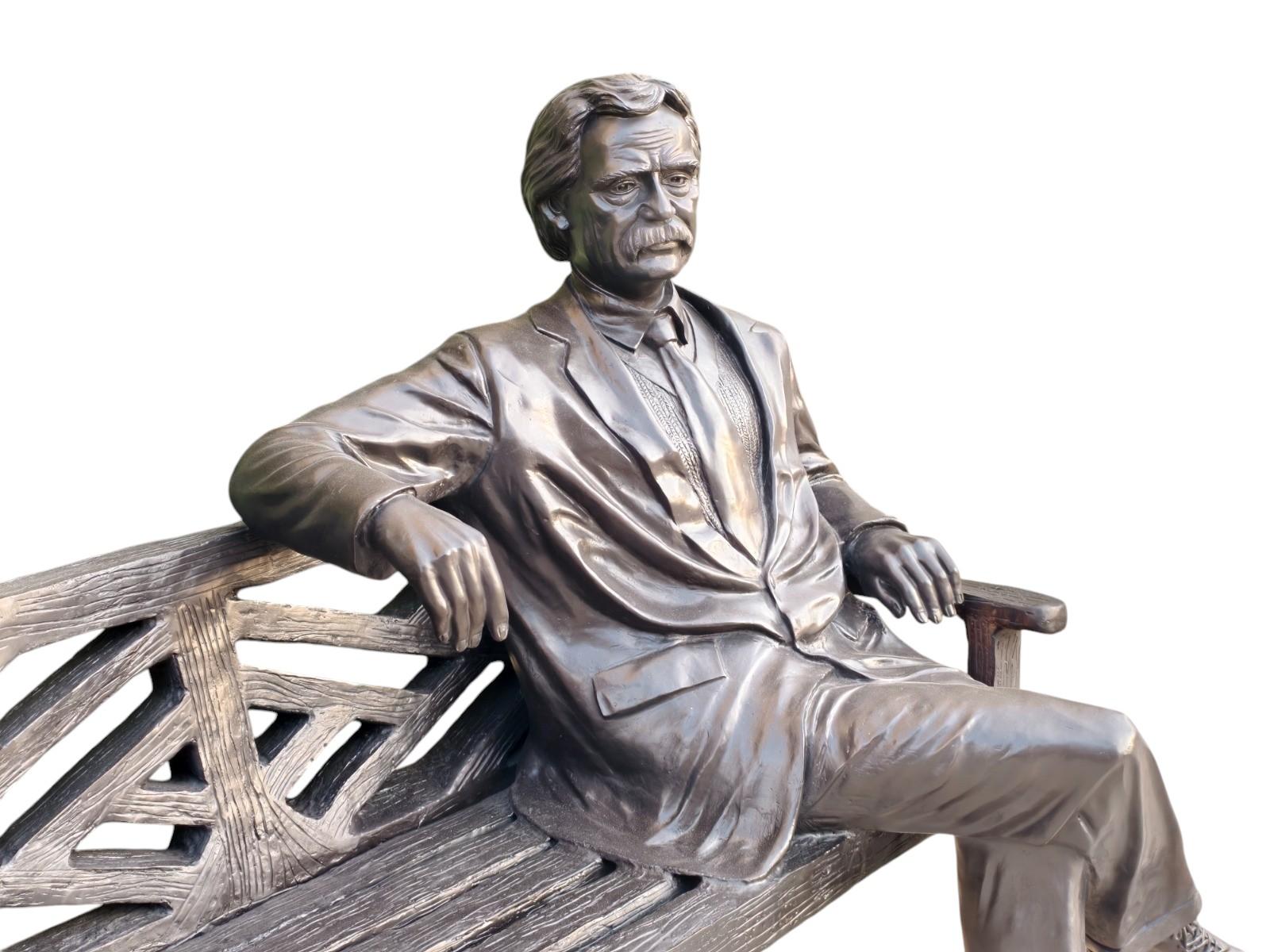 Victorien Sculpture grandeur nature d'Ainstein assis sur un banc en vente