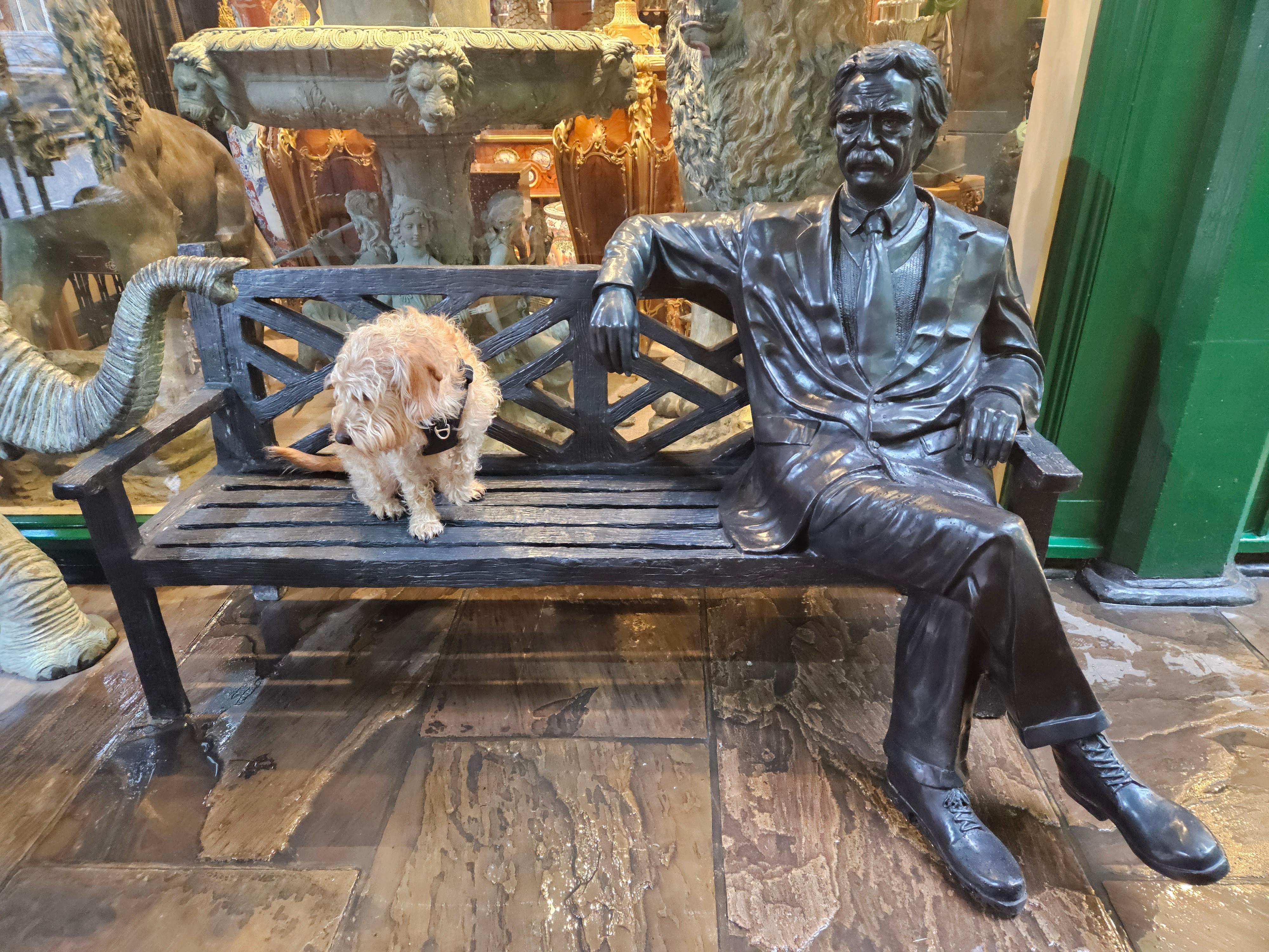 Sculpté à la main Sculpture grandeur nature d'Ainstein assis sur un banc en vente