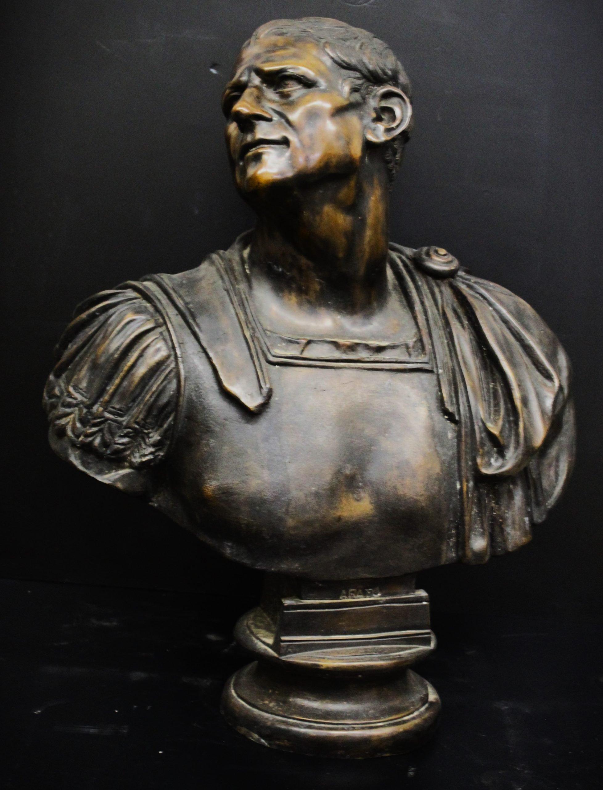 Sculpture of Emperor Aratus in bronze In Good Condition For Sale In Rome, IT