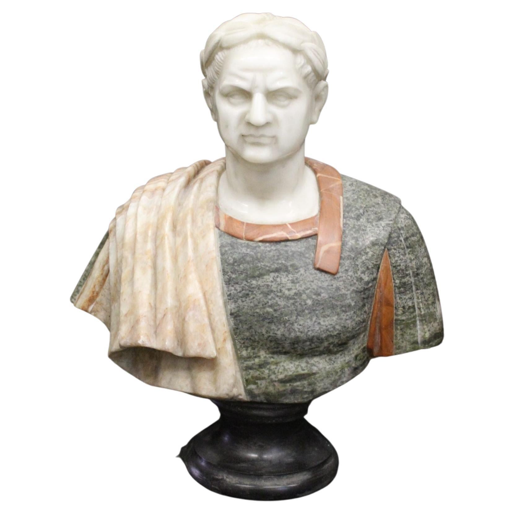 Sculpture d'empereur en marbre polychrome. empereur romain, sculpture en marbre en vente