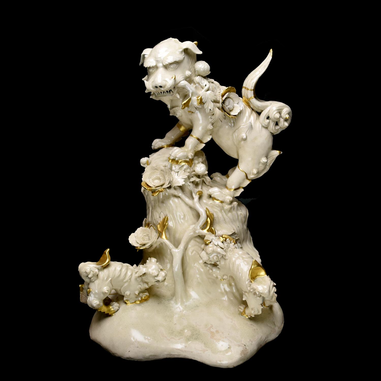 Exceptional piece alert! At 40 cm high, this large Japanese sandstone sculpture makes an immediate impression… It features a majestic guardian lion (or Fo lion), here depicted in female form and accompanied by her two cubs. Traditionally, these