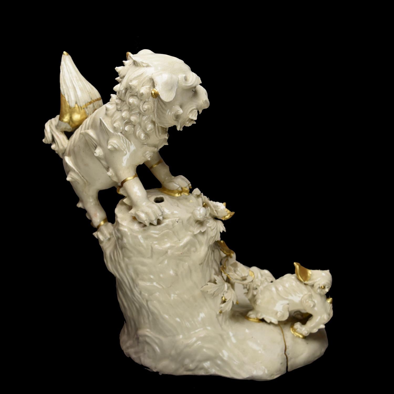 sculpture of Fo dog with its puppies white satsuma For Sale 2