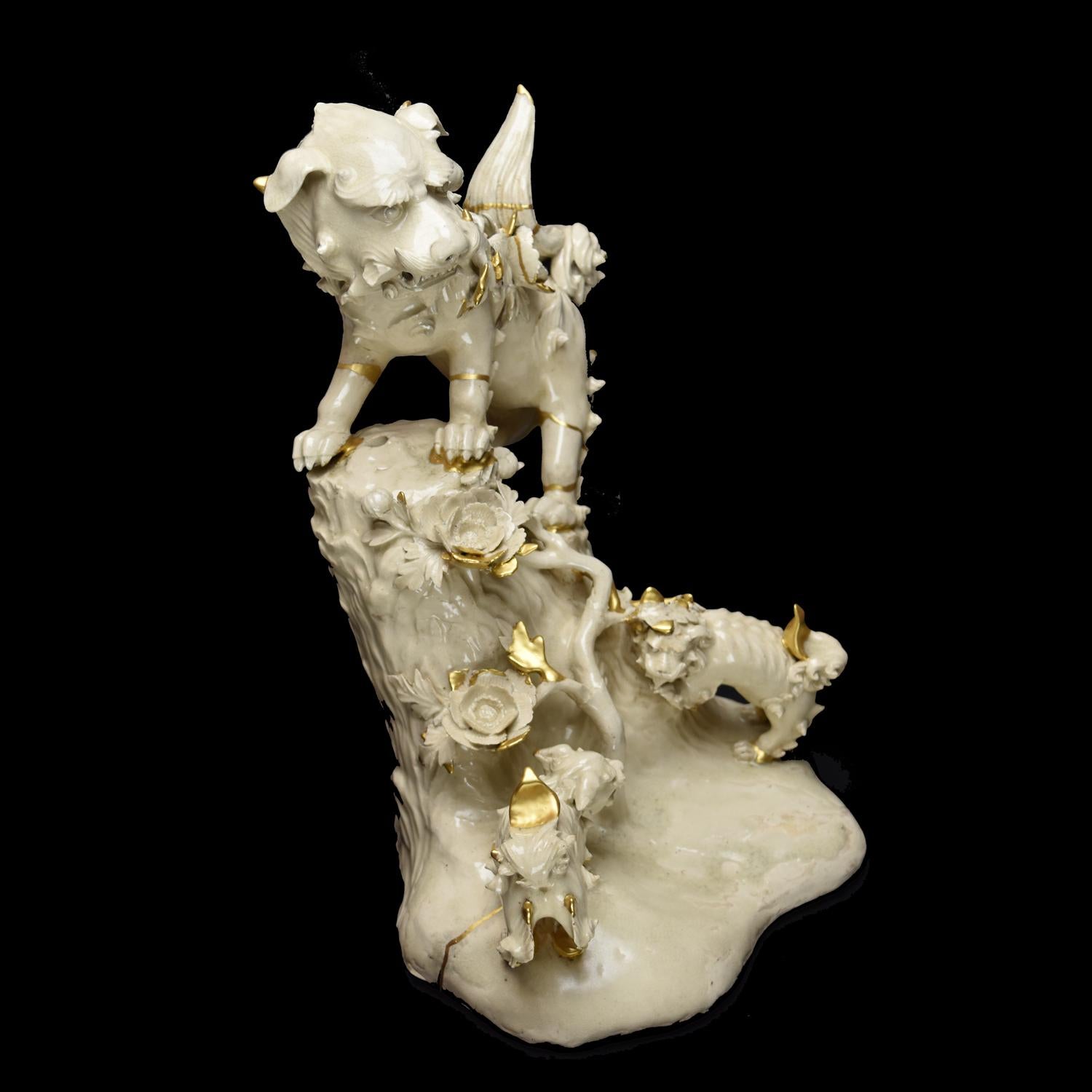 sculpture of Fo dog with its puppies white satsuma For Sale 3