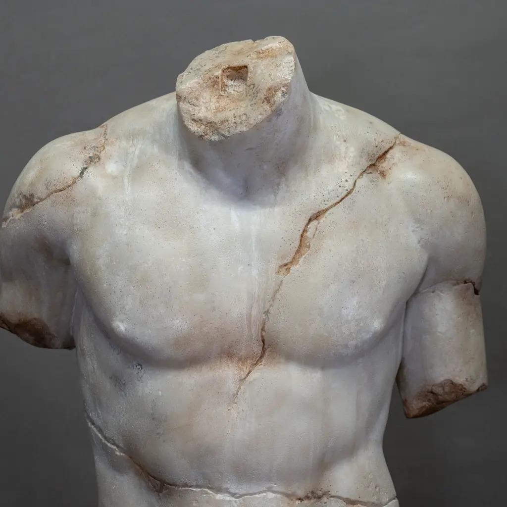 Greco classico Scultura di torso greco in resina, finitura in marmo, stile greco antico in vendita