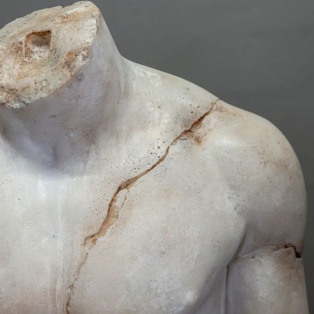 Francese Scultura di torso greco in resina, finitura in marmo, stile greco antico in vendita