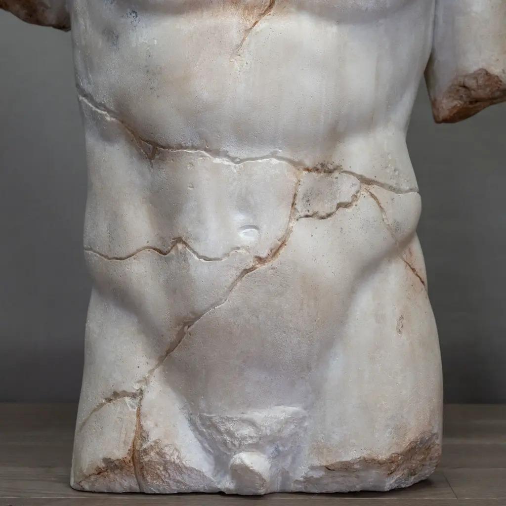 Stampato Scultura di torso greco in resina, finitura in marmo, stile greco antico in vendita