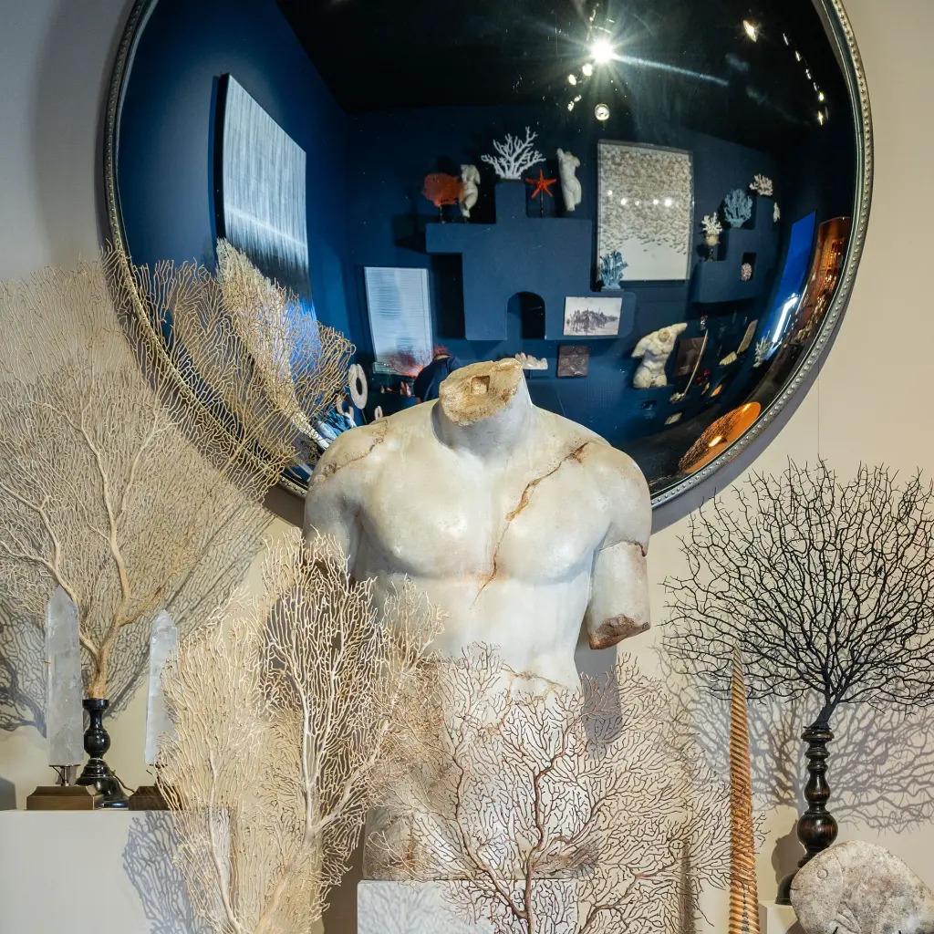 Scultura di torso greco in resina, finitura in marmo, stile greco antico In condizioni buone in vendita a Saint-Ouen, FR