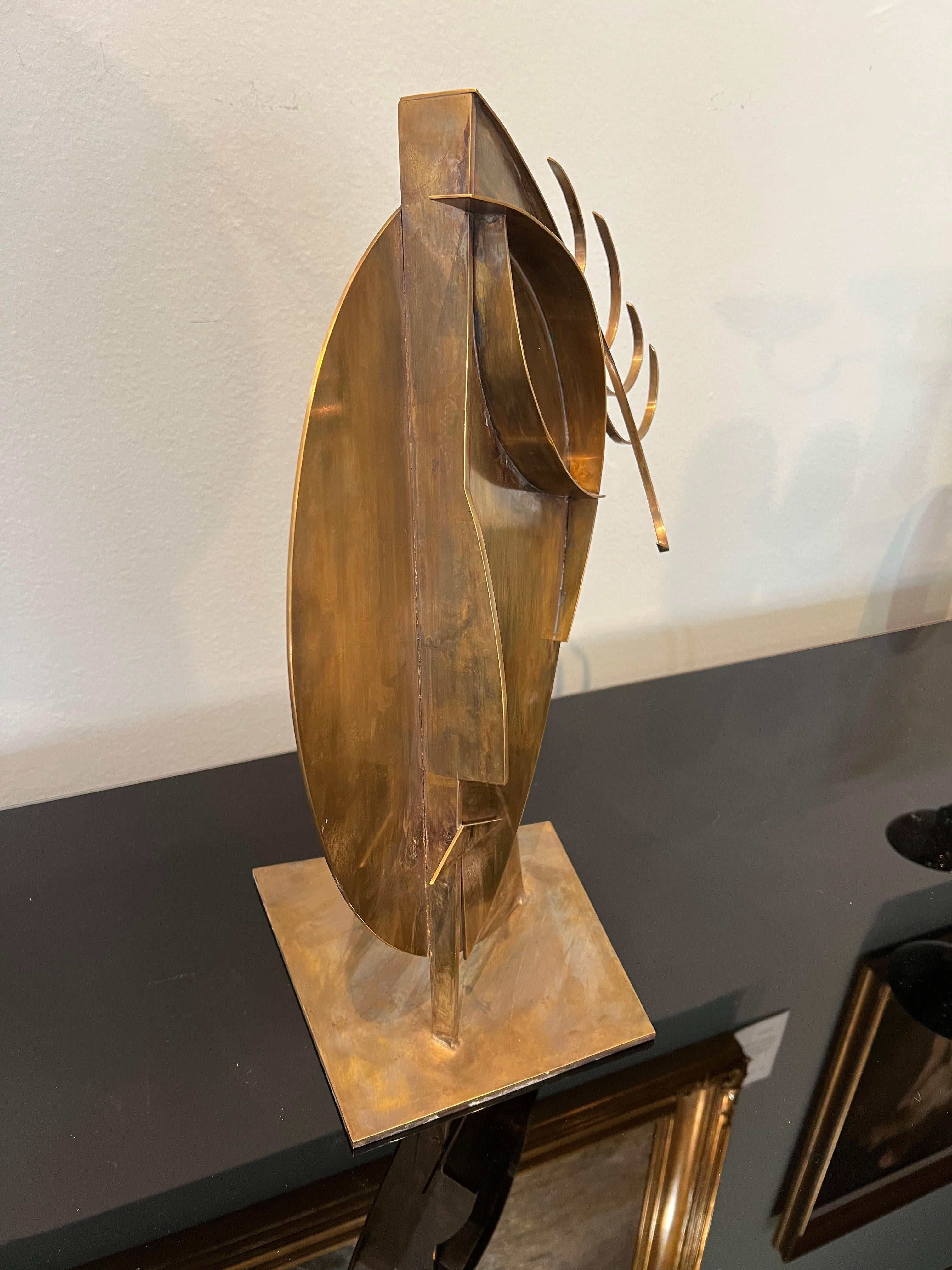Scultura di una testa. Realizzato in bronzo patinato. 
Con l'iscrizione 