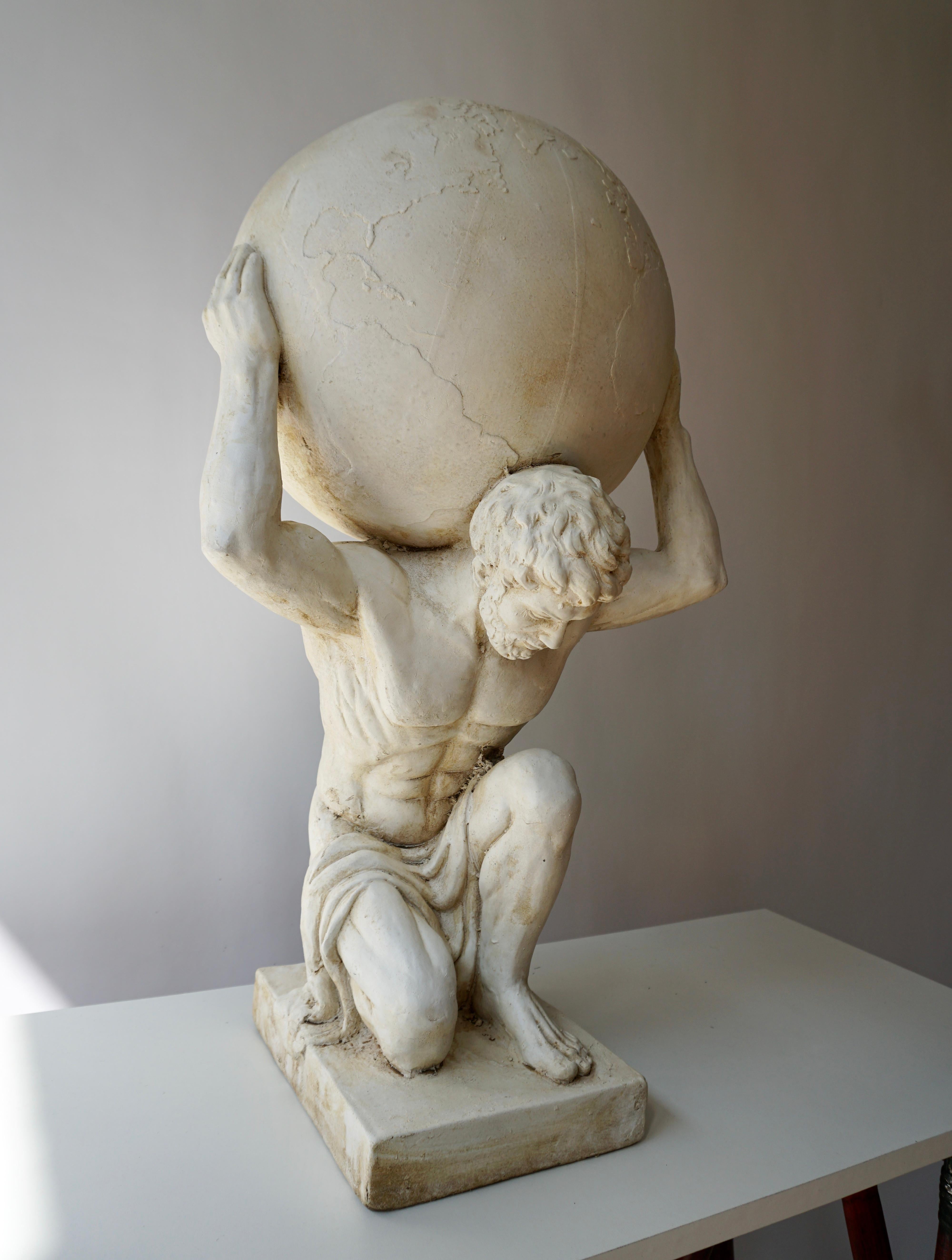 Extraordinary sculpture in gesso, of the kneeling Hercules, bearing the world, on its shoulders, after a model of Antonio Canova, Italy, late 19th century.
Measurements:
Height 70 cm.
Width 39 cm.
Depth 34 cm.
Weight 6 kg.
      