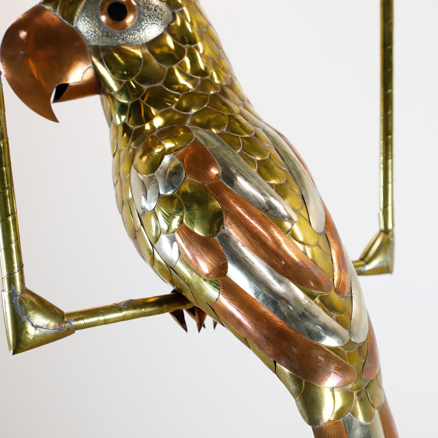 Wir bieten diese Ara-Skulptur an, die dem mexikanischen Künstler Sergio Bustamante zugeschrieben wird. Sie wurde um 1960 in einem schönen Mischmetall aus Messing und Aluminium hergestellt.