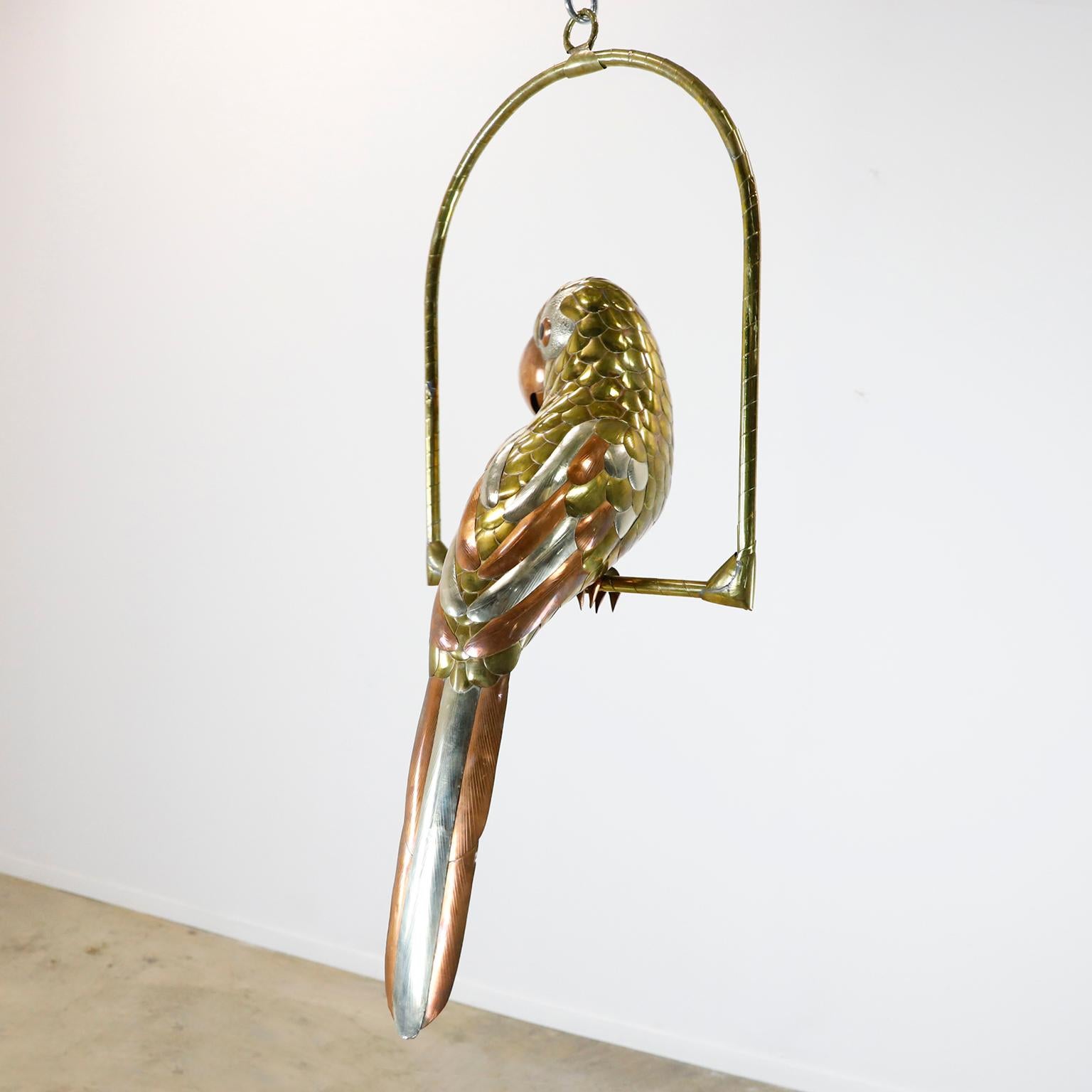 Skulptur eines Macaws auf hängender Bank, Sergio Bustamante zugeschrieben (Moderne der Mitte des Jahrhunderts) im Angebot