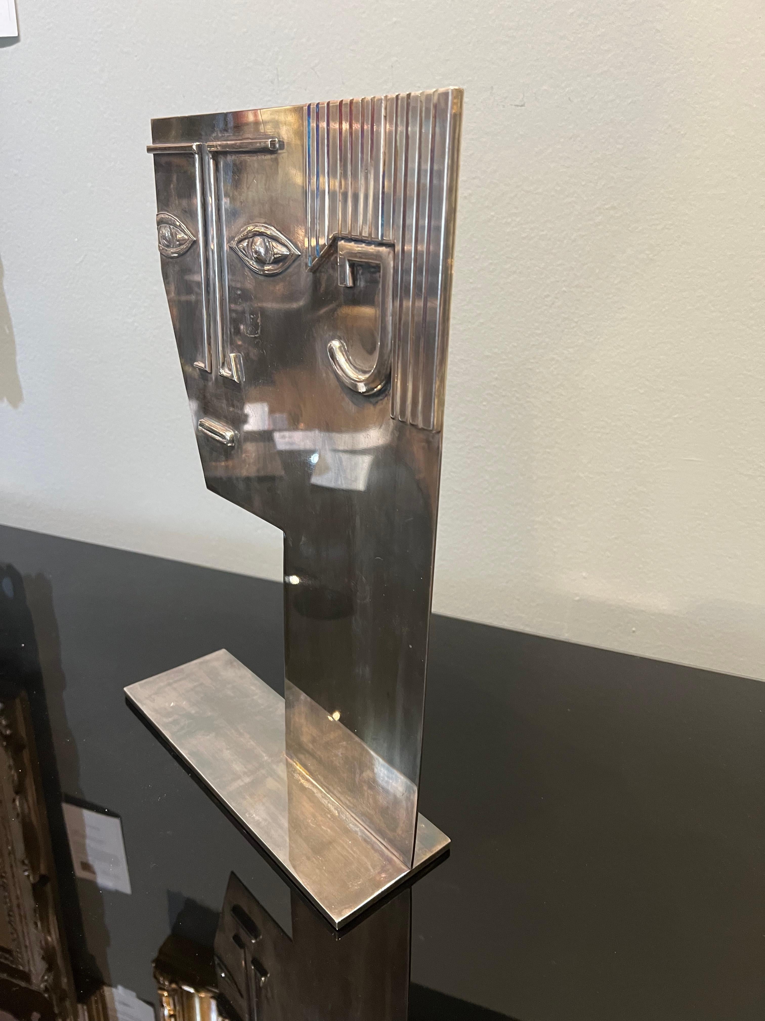 Scultura di testa maschile, ottone argentato.
Inscritta sul fondo: 