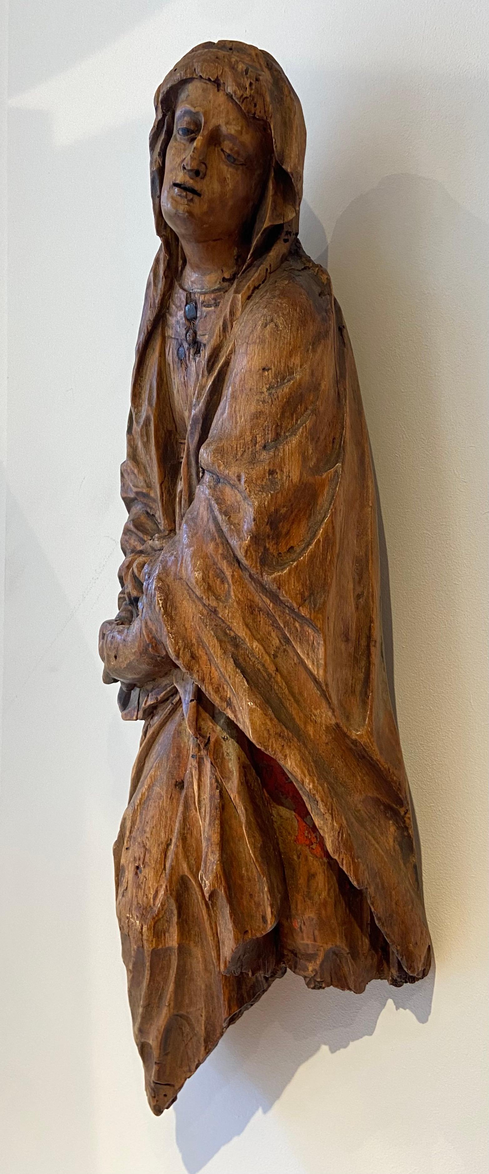 Scultura di Maria Maddalena in legno di frutto, 1600 ca. 
Probabilmente i Paesi Bassi o la Germania. Resti di policromia.
In passato la parte inferiore è stata colpita dall'umidità e dal marciume del legno.
La scultura è ora in condizioni difficili.