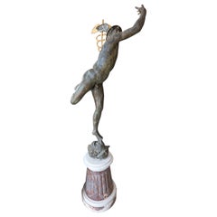 Escultura de Mercurio en vuelo, sosteniendo un caduceo, sobre una base de mármol