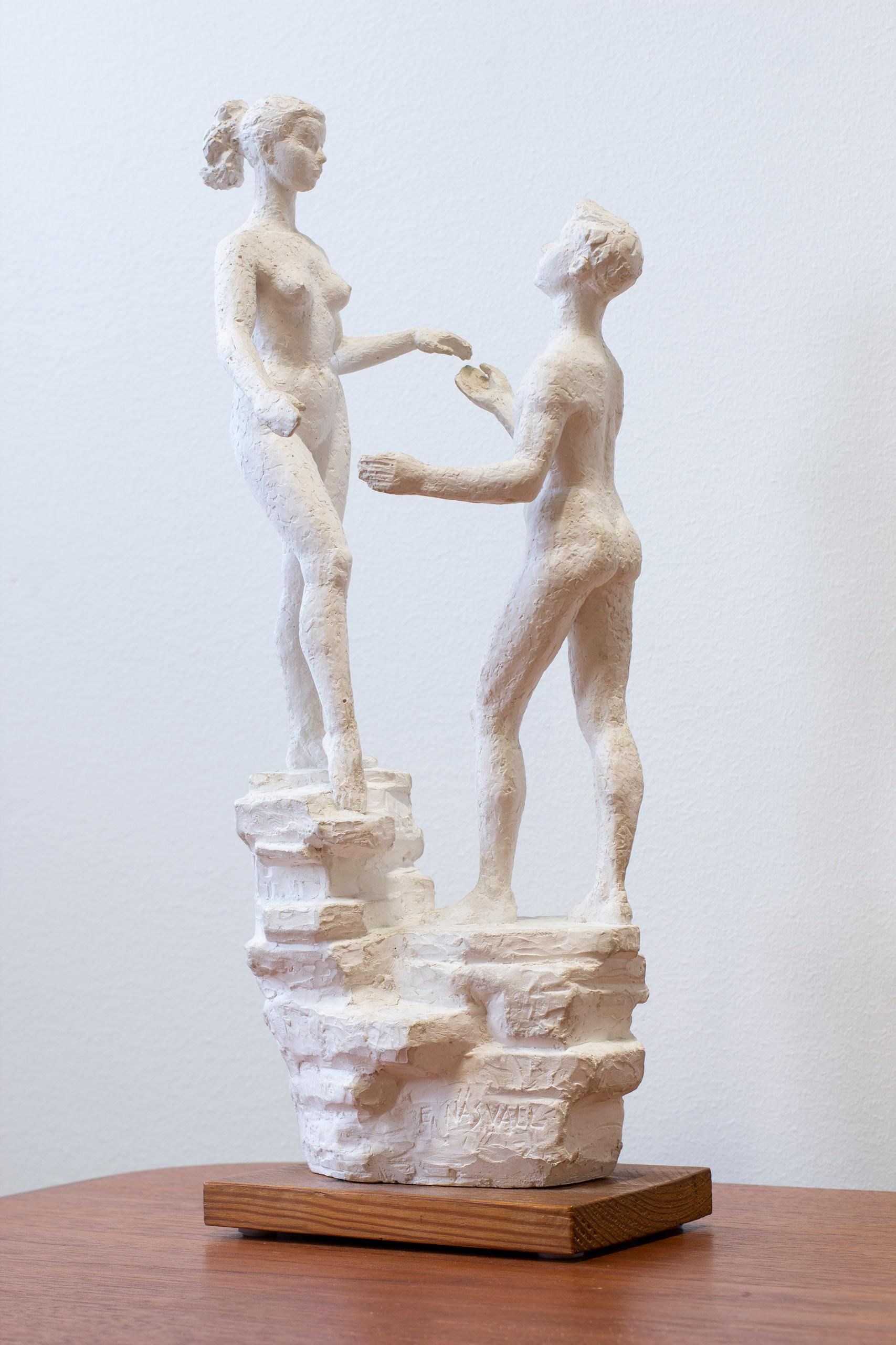Skulptur des schwedischen Künstlers Emil Näsvall. Hergestellt aus Gips auf einem Kiefernsockel. Entstanden in den 1950er Jahren in Schweden. Guter Vintage-Zustand mit altersbedingter Abnutzung und Patina.



Künstler: Emil Näsvall

Jahr: 1950er