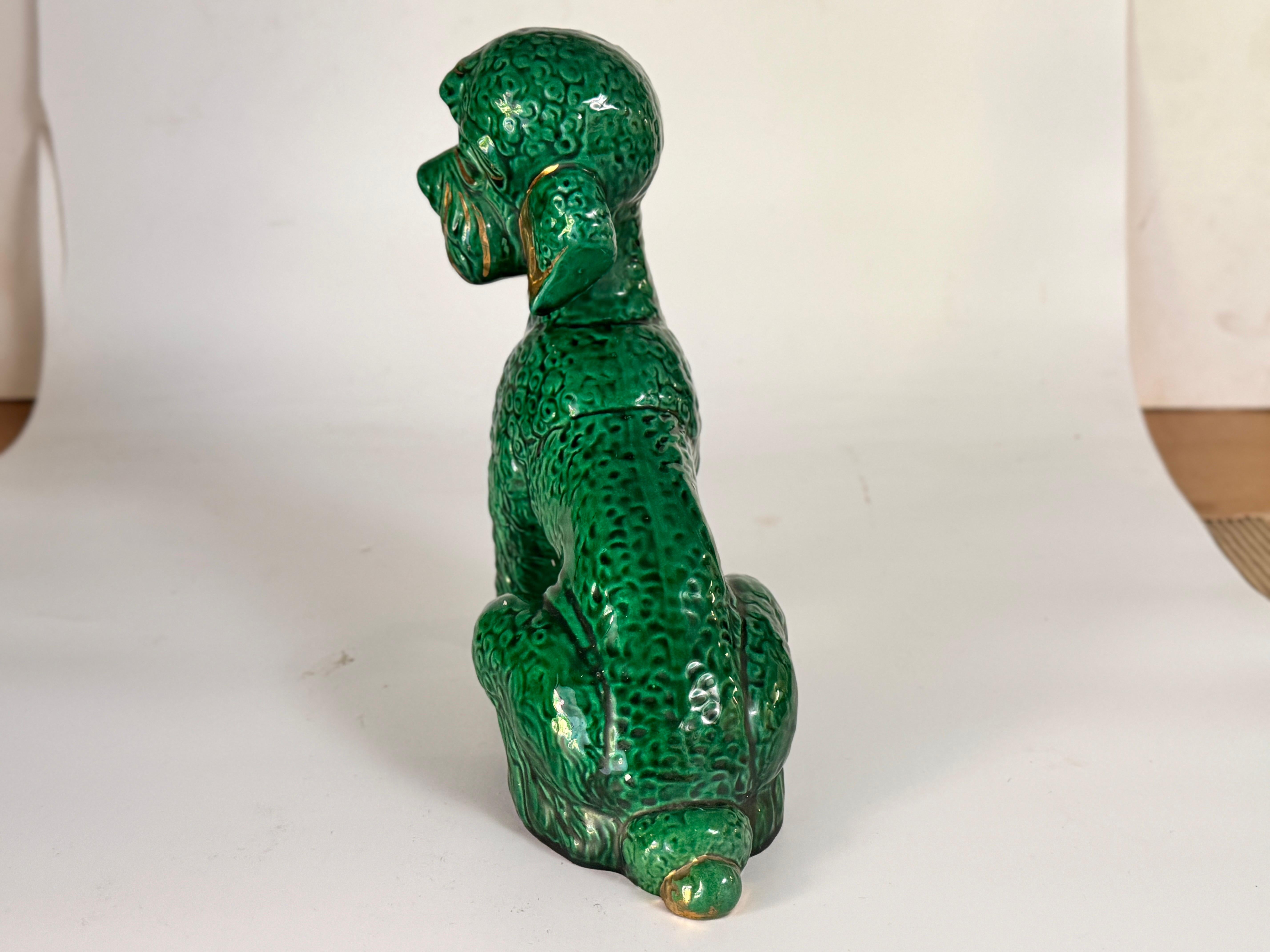 Escultura de  Perro Caniche Cerámica  de los años 70 con detalles pintados a mano Italiano en venta