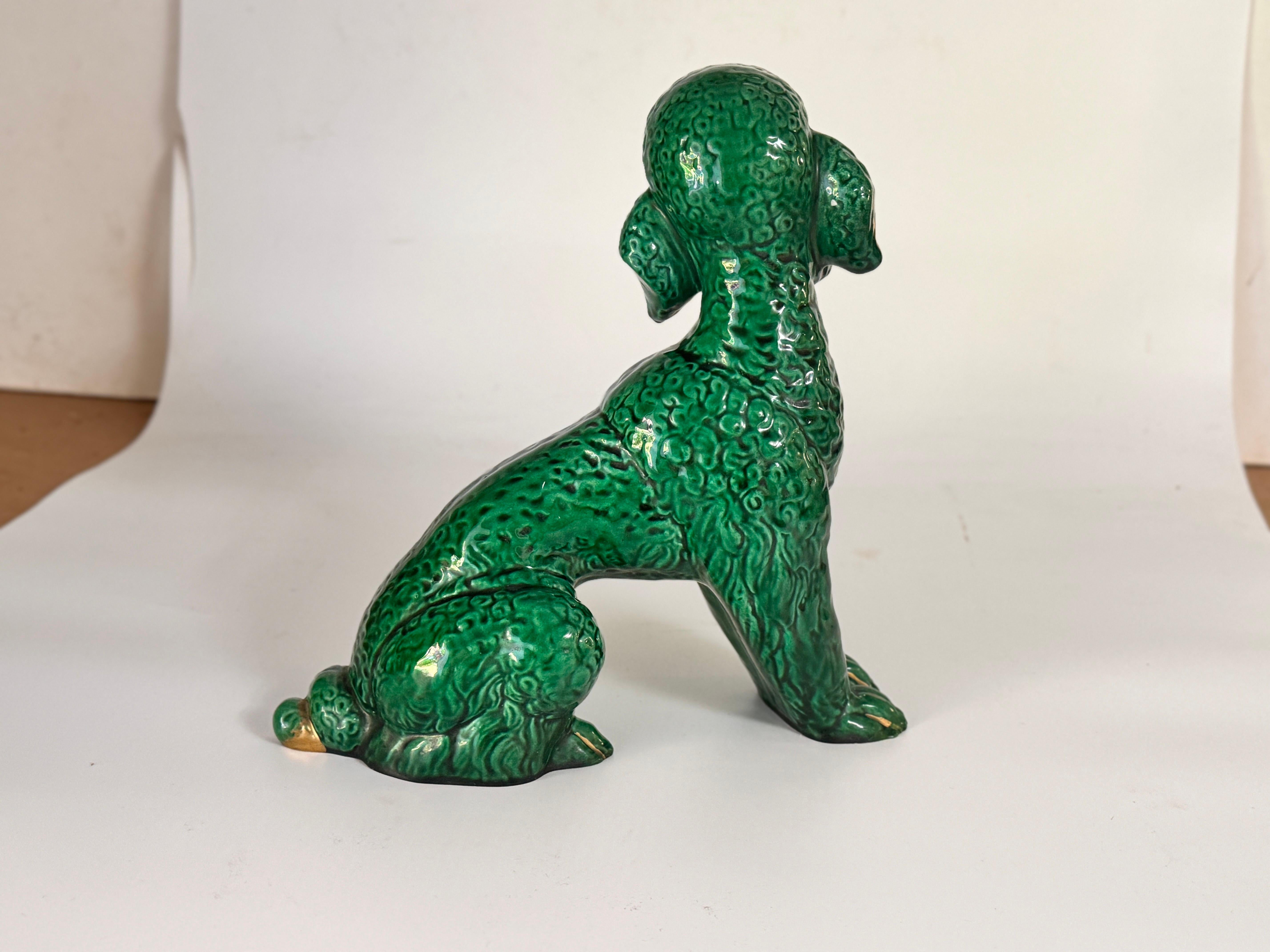 Escultura de  Perro Caniche Cerámica  de los años 70 con detalles pintados a mano en Bueno estado para la venta en Auribeau sur Siagne, FR