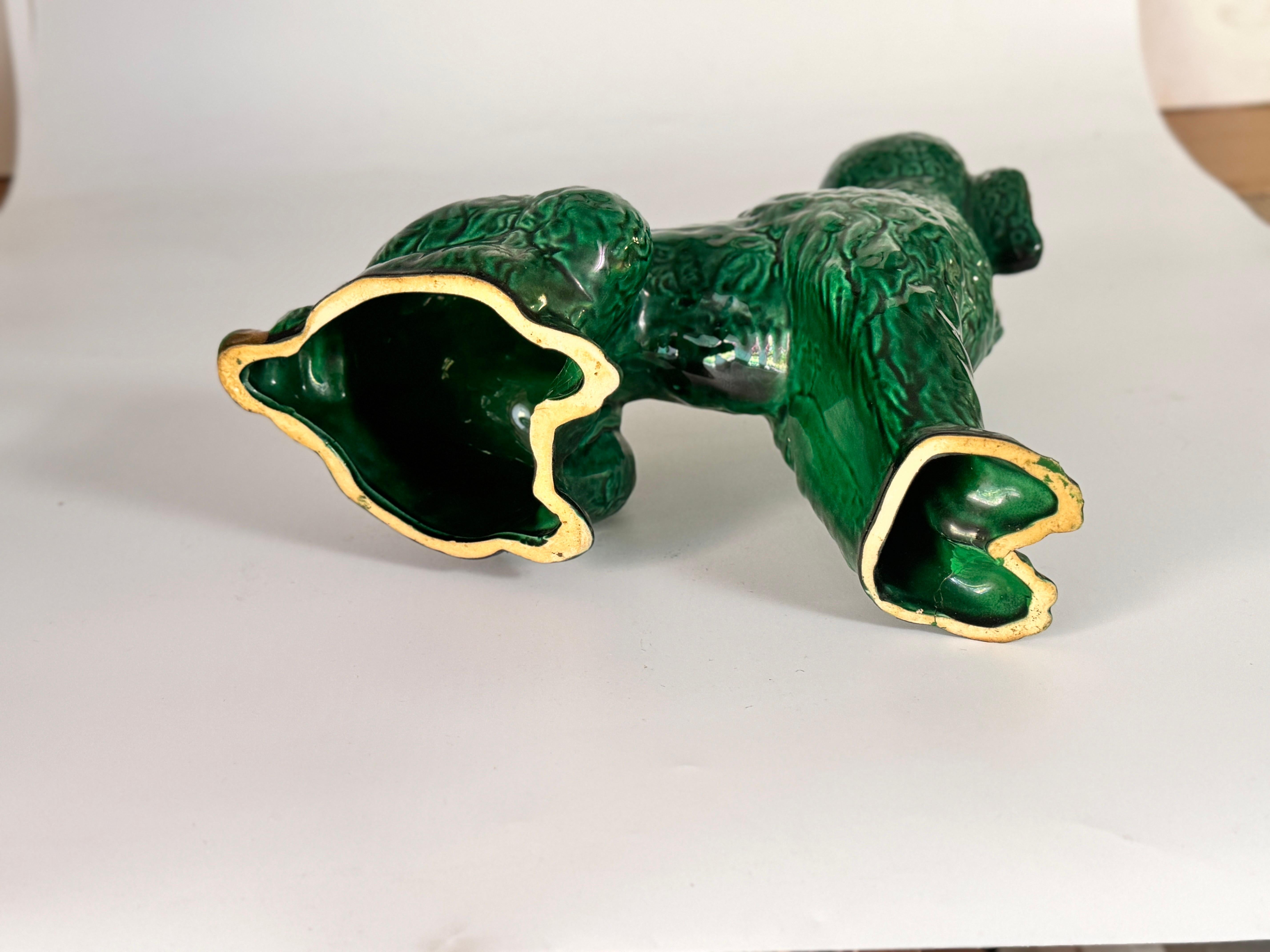 Escultura de  Perro Caniche Cerámica  de los años 70 con detalles pintados a mano finales del siglo XX en venta