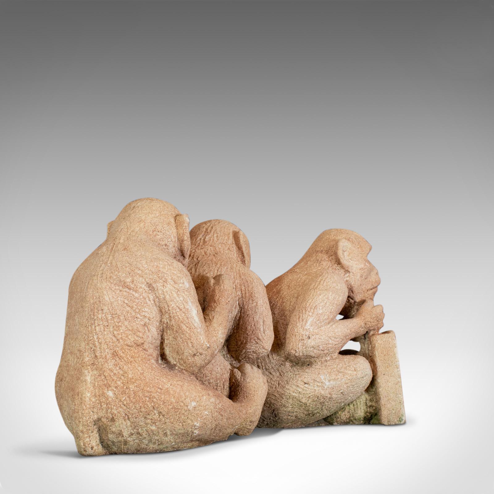 Sculpté à la main Sculpture de macaques assis:: anglais:: pierre de bain:: Dominic Hurley en vente