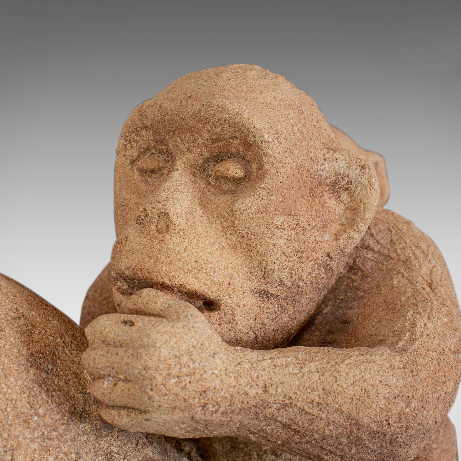 Sculpture de macaques assis:: anglais:: pierre de bain:: Dominic Hurley en vente 1