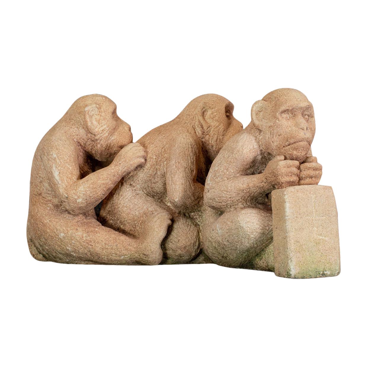 Sculpture de macaques assis:: anglais:: pierre de bain:: Dominic Hurley en vente