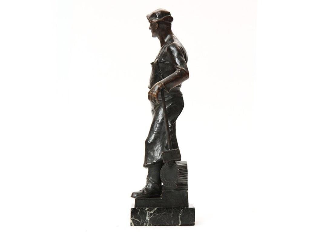Autrichien Sculpture d'un forgeron debout par Adolf Joseph Phol en vente